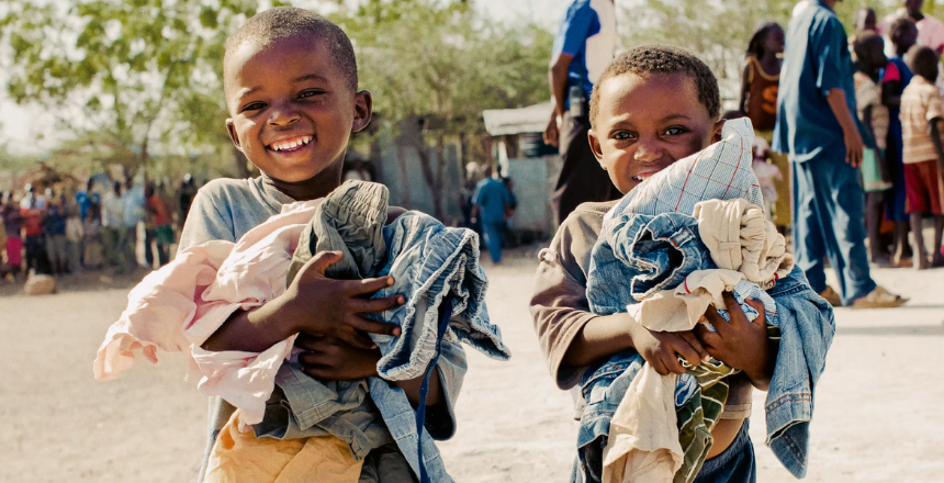 enfants avec des vêtements recyclés